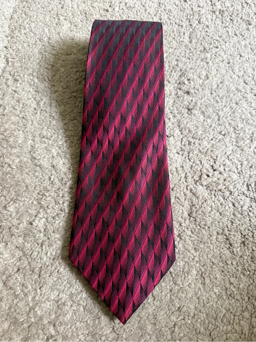 Siena Collezione Men's and Red and Black Patterned Silk Tie